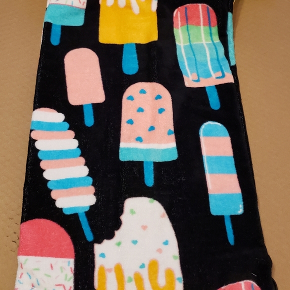 Betsey Johnson Beach Towel 28 in x 58 in - Picture 2 of 11